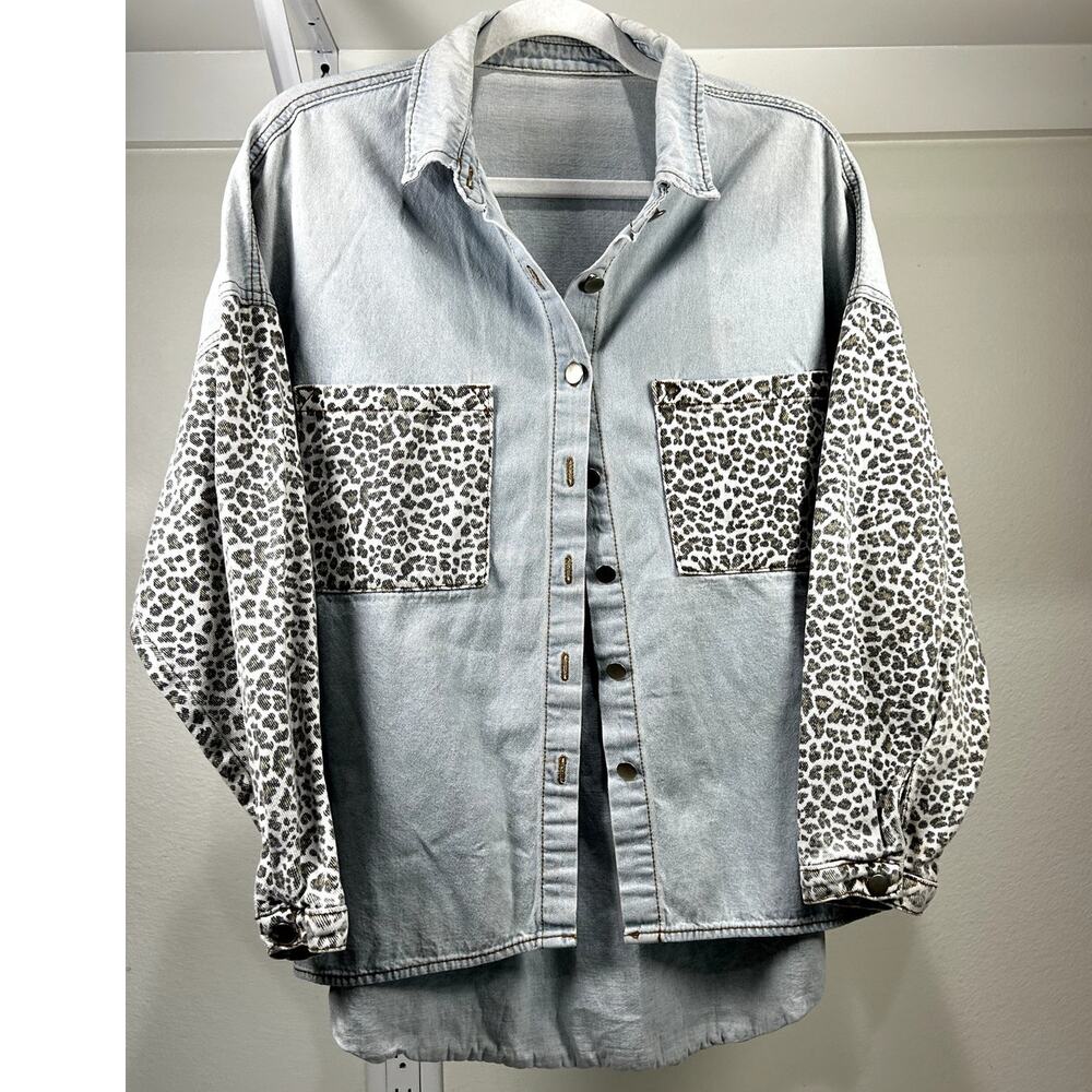 Women Light Wash Denim Leopard Print Patch Pocket Button Down Shirt Jacket Large